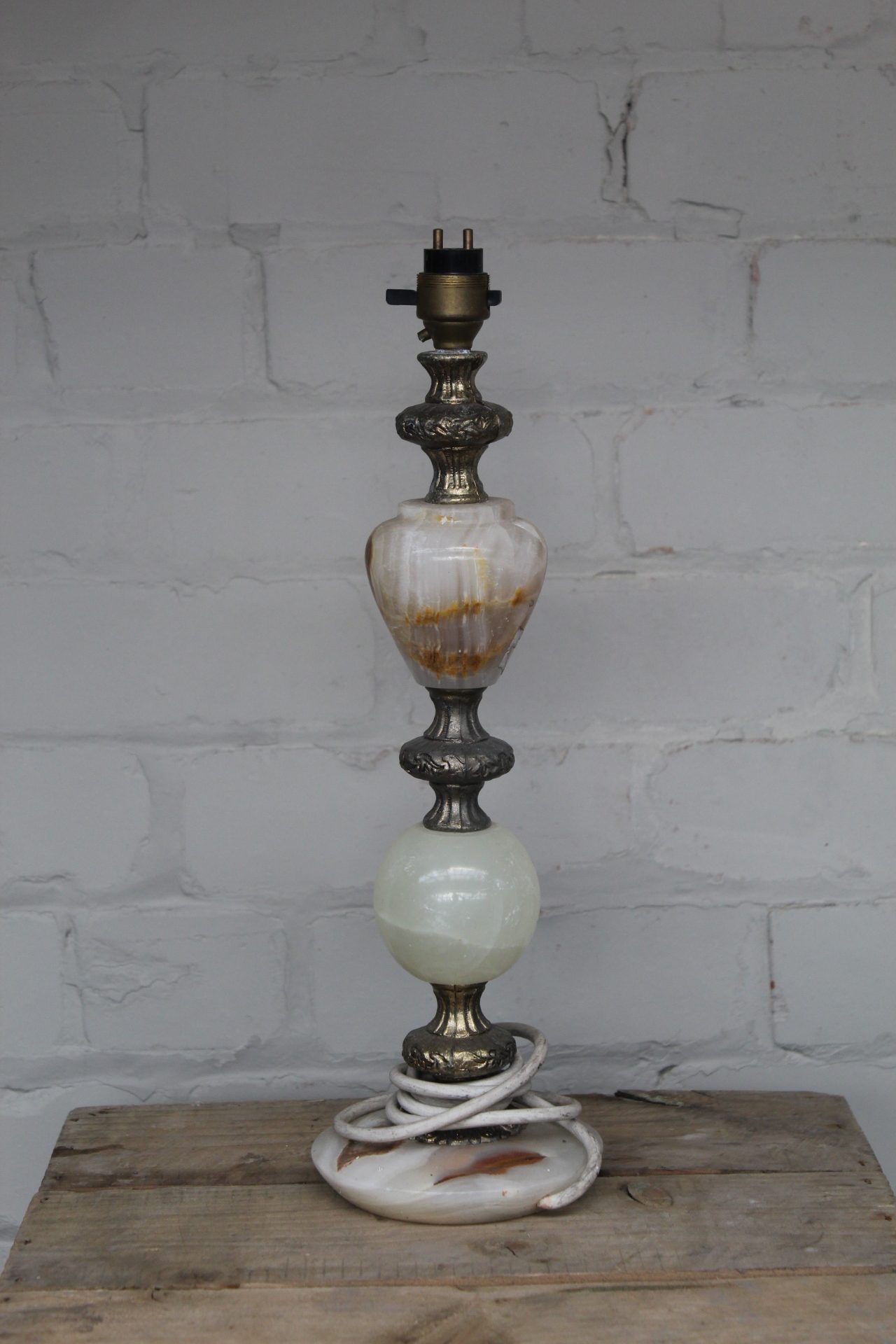0027135 Milk Glass Lamp