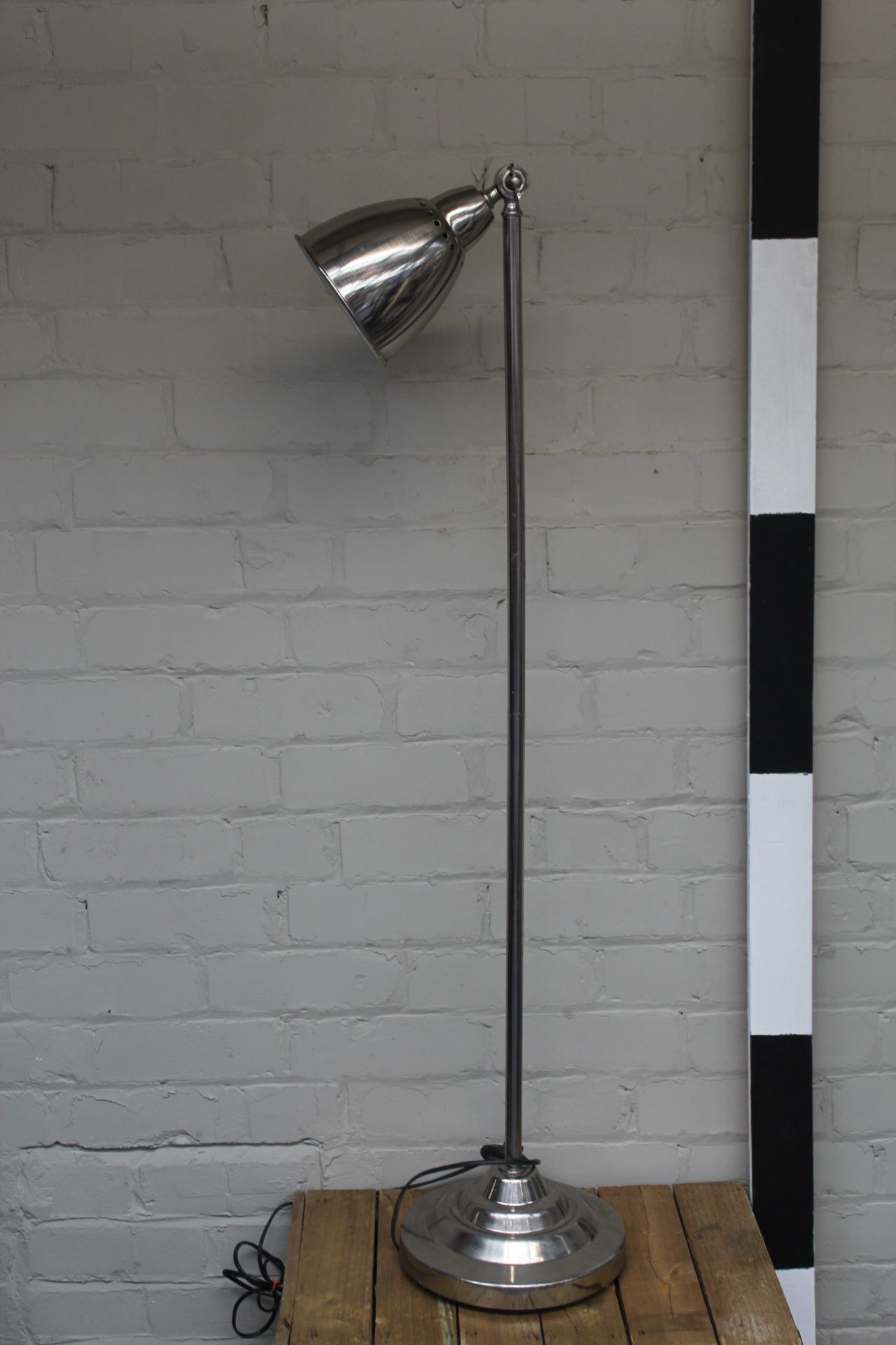0027190 Tall Chrome Floor Lamp