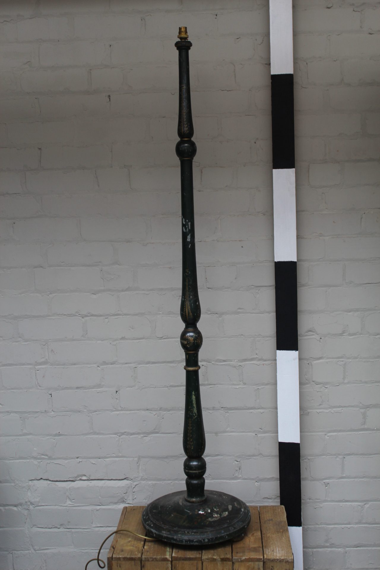 0027215 Black Wooden Floor Lamp
