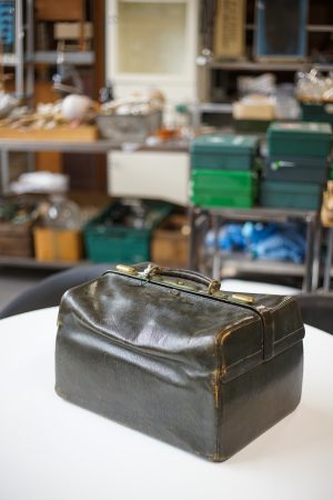 0044258 Old Doctors Bag